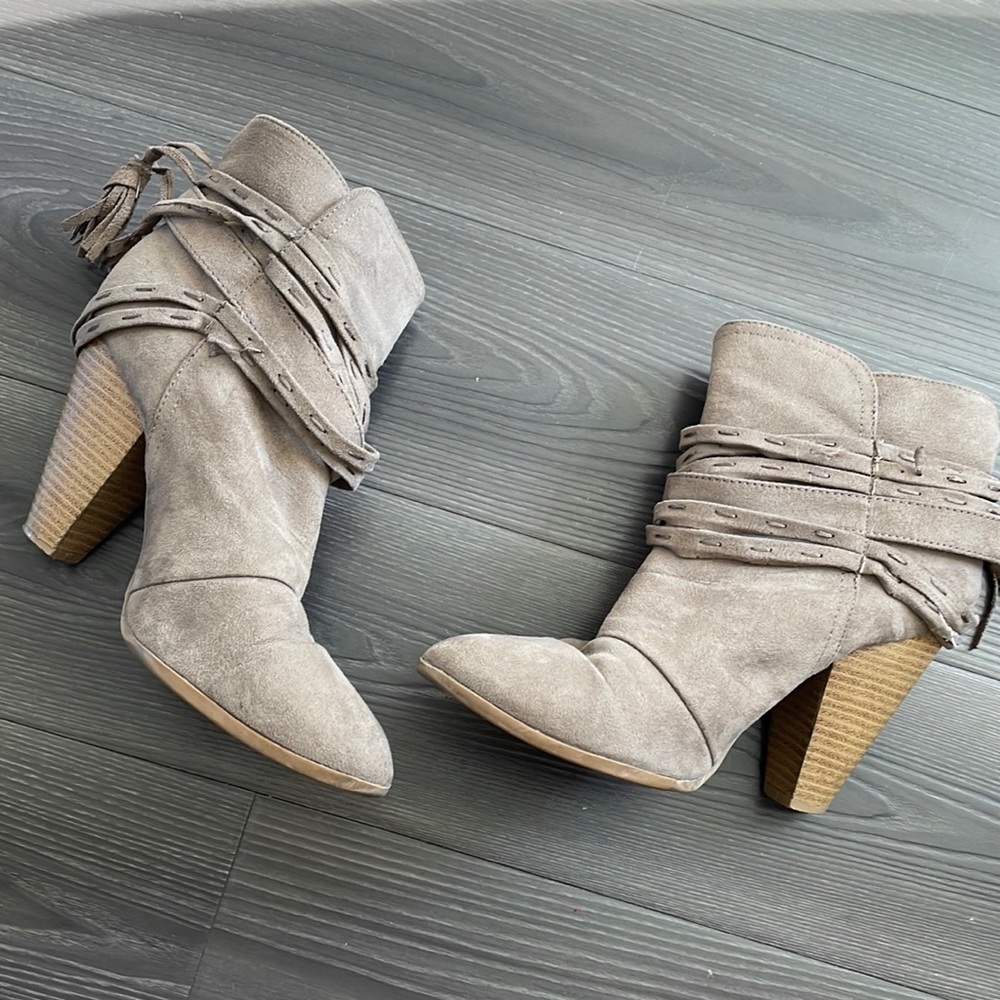 Super cute grey  tassel booties